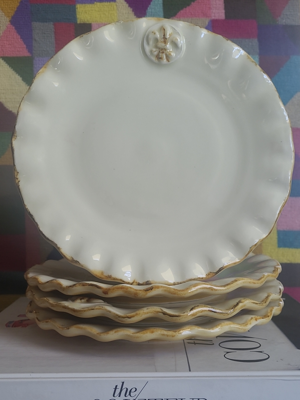 FLEUR DE LIS STAMPED CERAMIC SCALLOPED EDGE PLATES MADE IN ITALY SET OF 4
